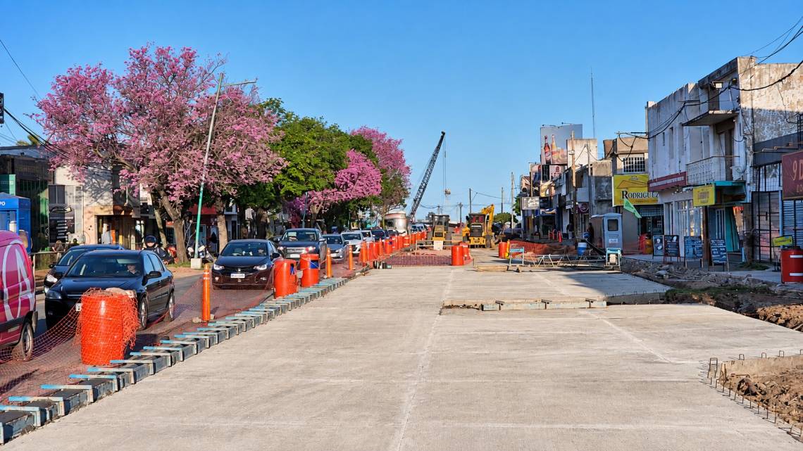La nueva calzada de hormigón ya comienza a transformar la imagen de avenida 7 de Marzo en el acceso al nuevo puente. (Crédito: STD)
