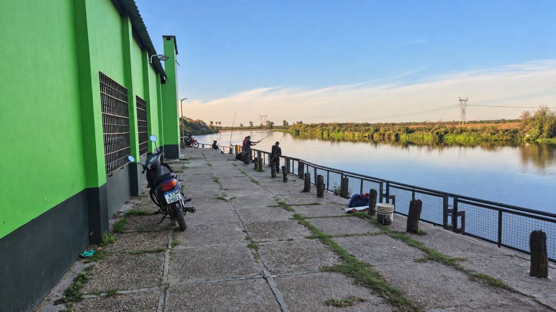 El espacio de pesca, abierto a la comunidad, quedó sin iluminación tras el robo.. (Crédito: STD)