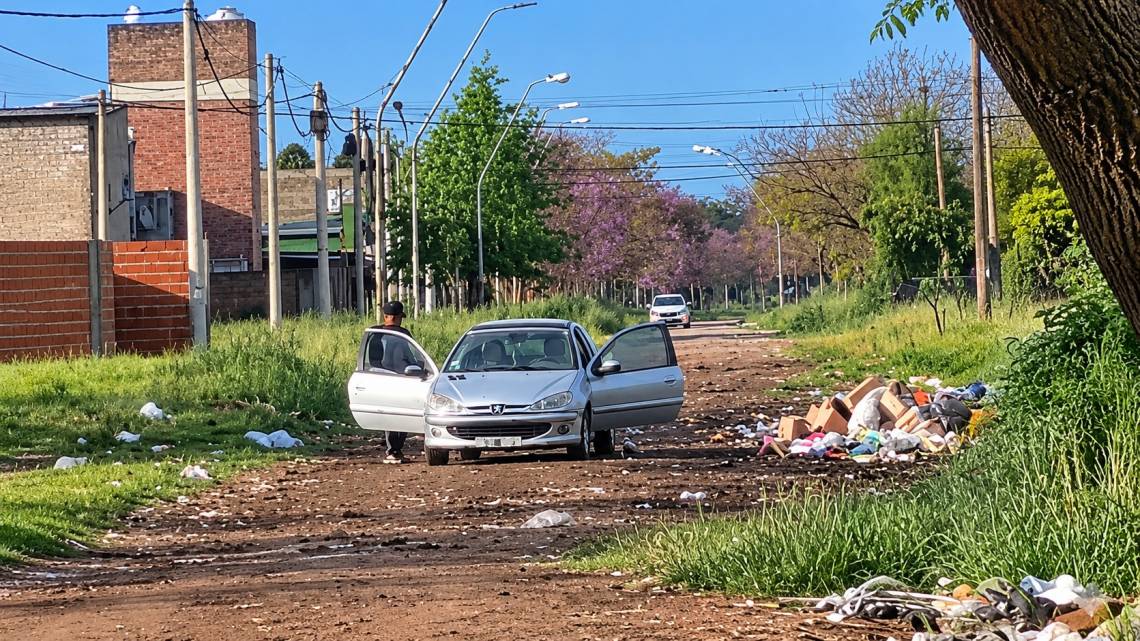 La Vecinal Villa Luján denunció la acumulación de residuos en Moreno al 4000, frente al Club Ciclista. 