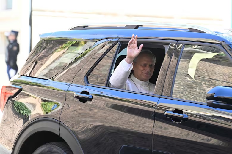 Así llegaba el Papa León XIV al hospital donde fue operado este martes. (Crédito: AFP)