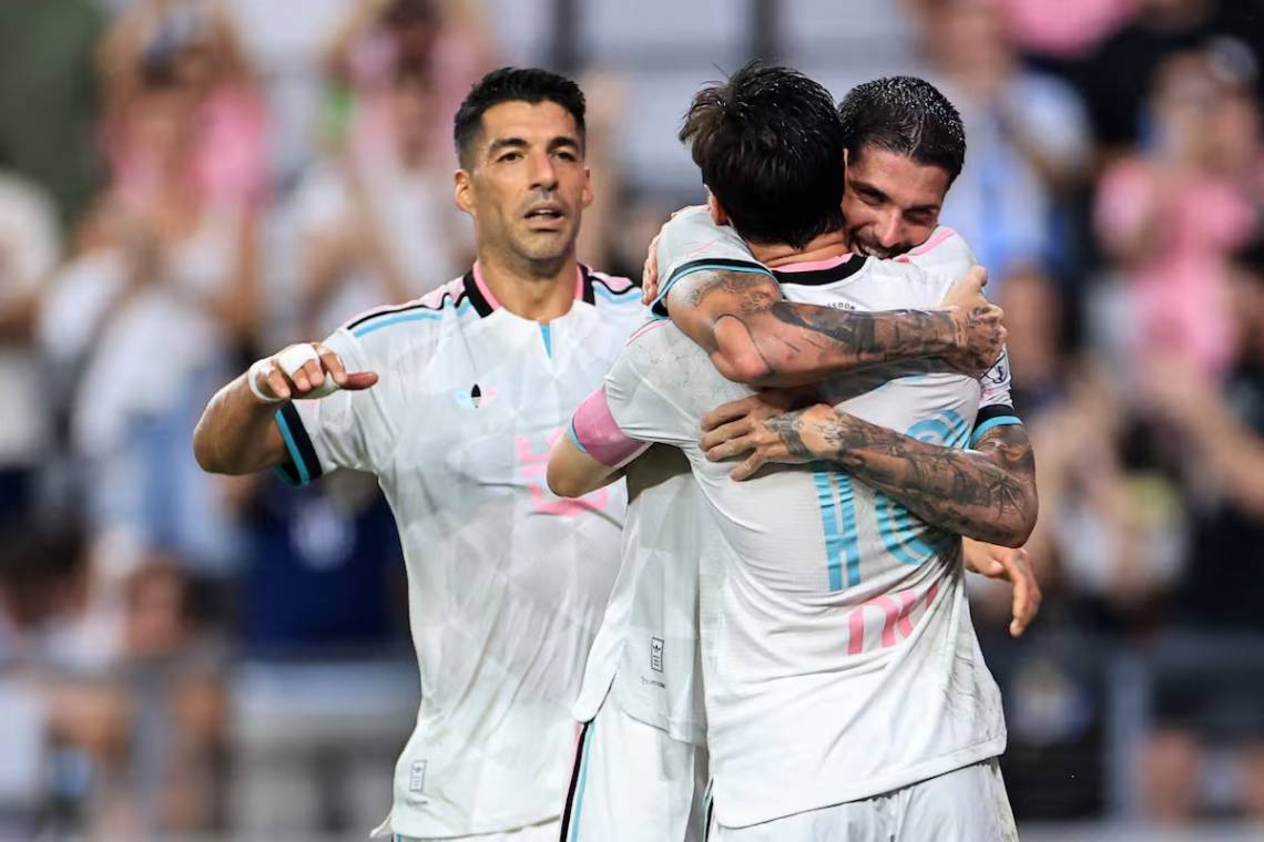 Messi y De Paul se abrazan mientras Suárez se suma al festejo del segundo gol. (Crédito: Getty Images)