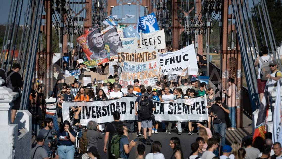 Quinta marcha universitaria en Santa Fe: fuerte reclamo al Gobierno por los salarios y el Presupuesto 2027. (Crédito: Aire Digital)