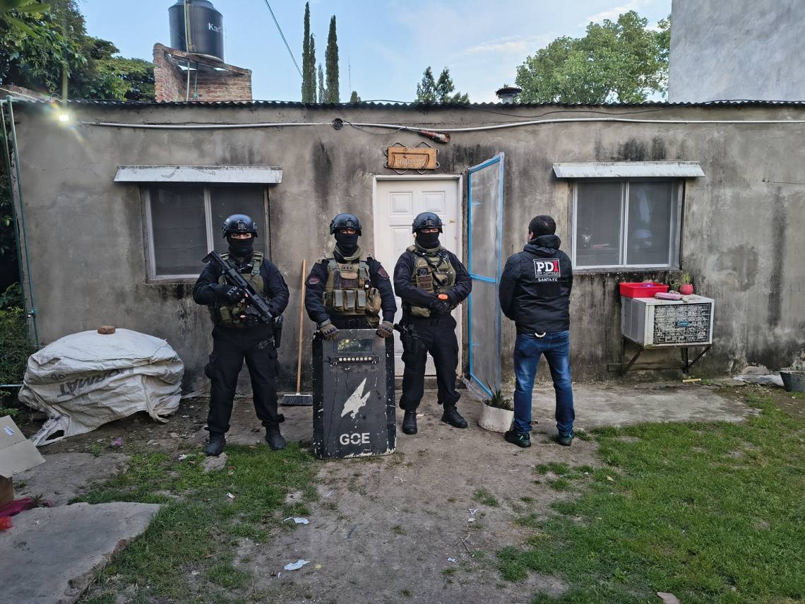 La PDI allanó una vivienda en calle Malvinas Argentinas al 5000 y detuvo a un hombre acusado de cometer un violento robo en 2021.