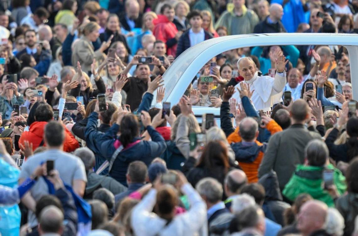 León XIV volvió a la Plaza de San Pedro en una multitudinaria audiencia general. (Crédito: Vatican Media)