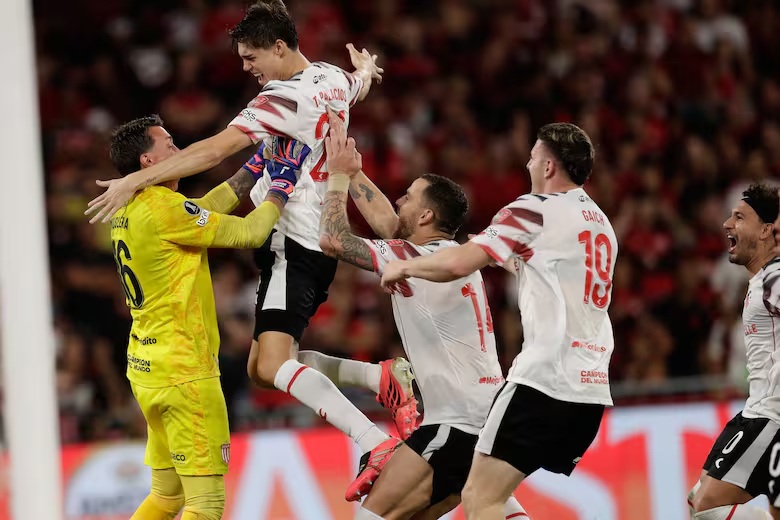 Con Muslera como epicentro, Estudiantes inicia los festejos por su hazaña en el Maracaná. (Crédito: AP)