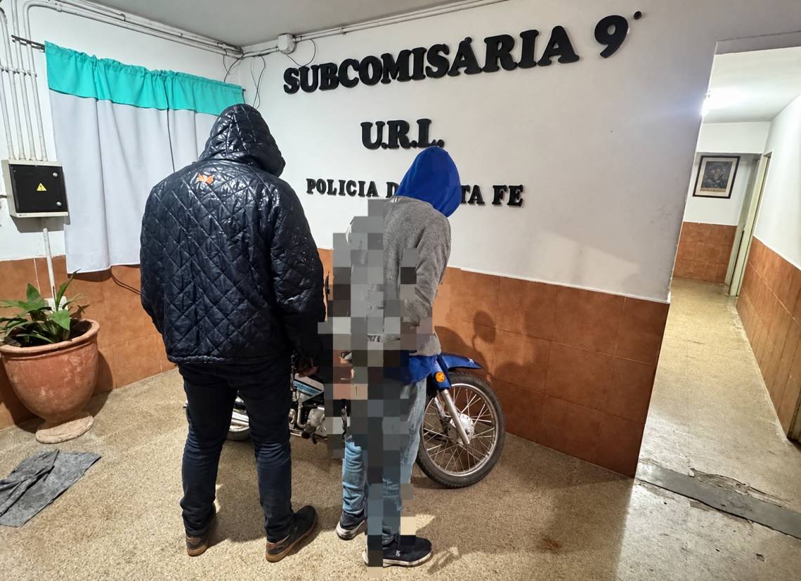 Los dos hombres aprehendidos por una presunta tentativa de robo de cables, en la sede de la Subcomisaría 9na. 