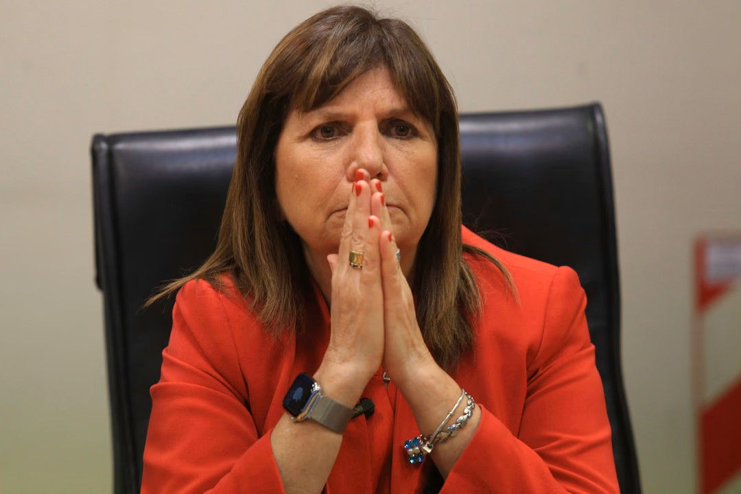 “Hay que cuidar las palabras”: Bullrich criticó a Milei por hablar de quemar periodistas.