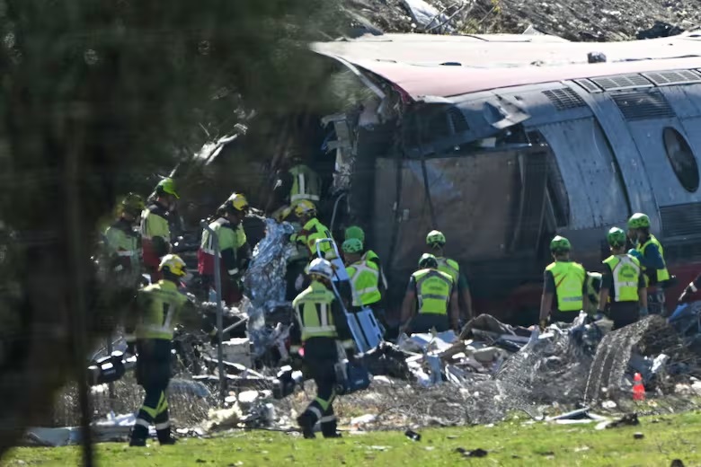 Confirmaron que una argentina murió y otro compatriota está desaparecido tras el choque de trenes en España. (Crédito: AFP)