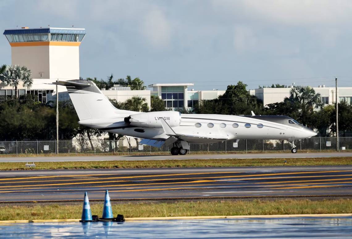 El avión privado en el que Bolsonaro viajó desde Argentina. (Crédito: Reuters)