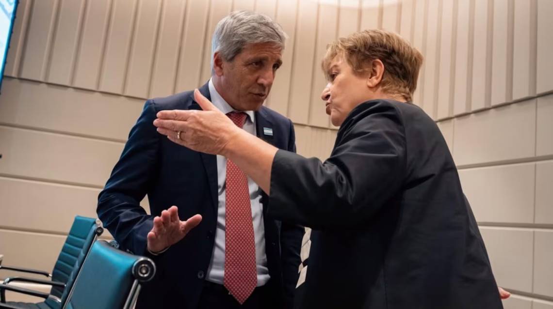 El ministro de Economía, Luis Caputo, y la titular del FMI, Kristalina Georgieva.